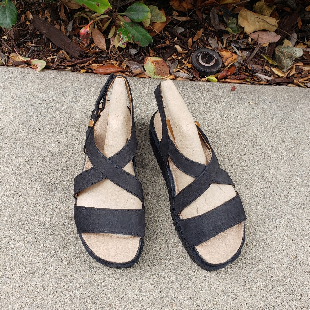 El Naturalista Black Sandals Comfortable Casual Design